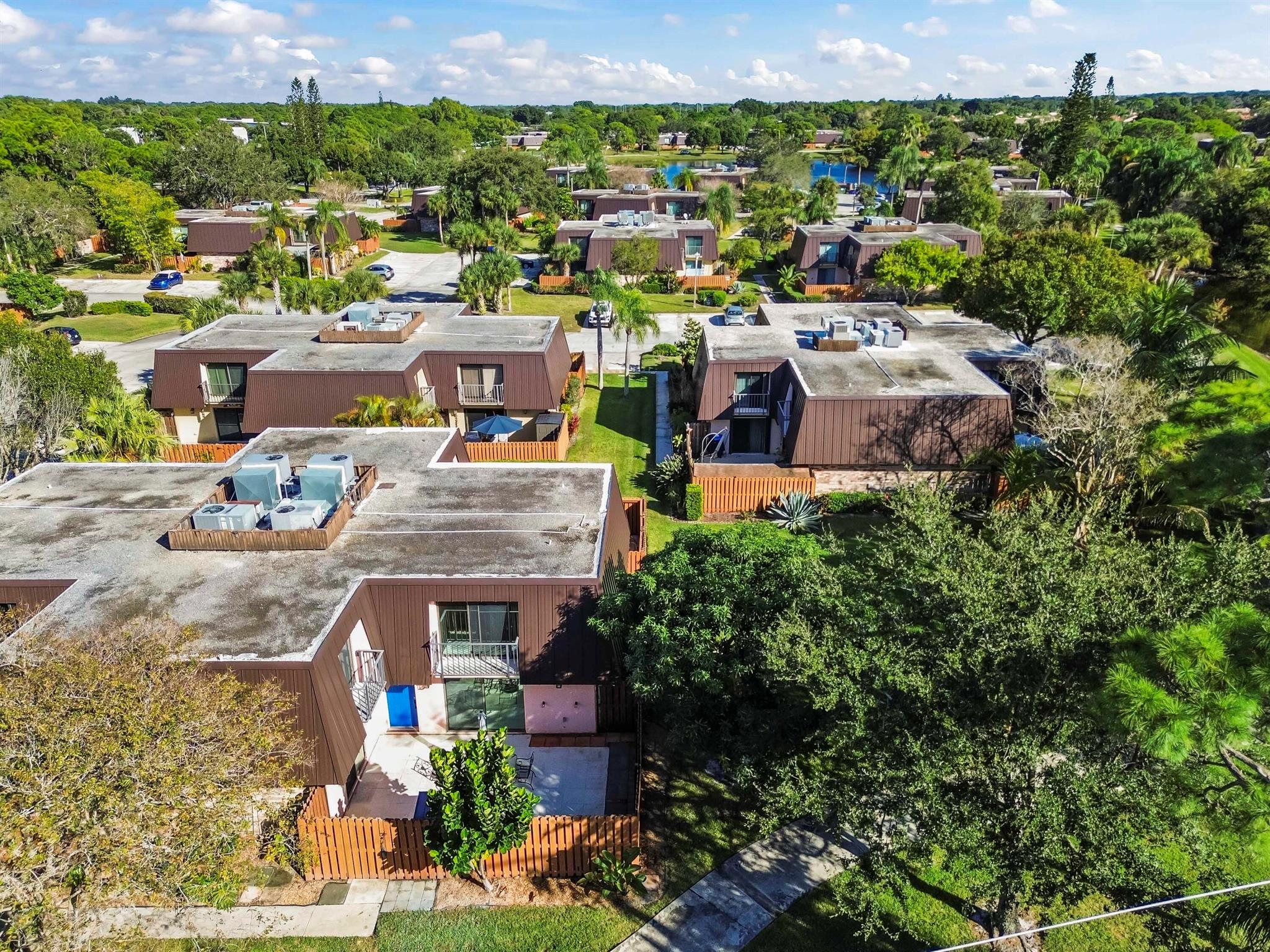 EMERALD LAKES - Residential