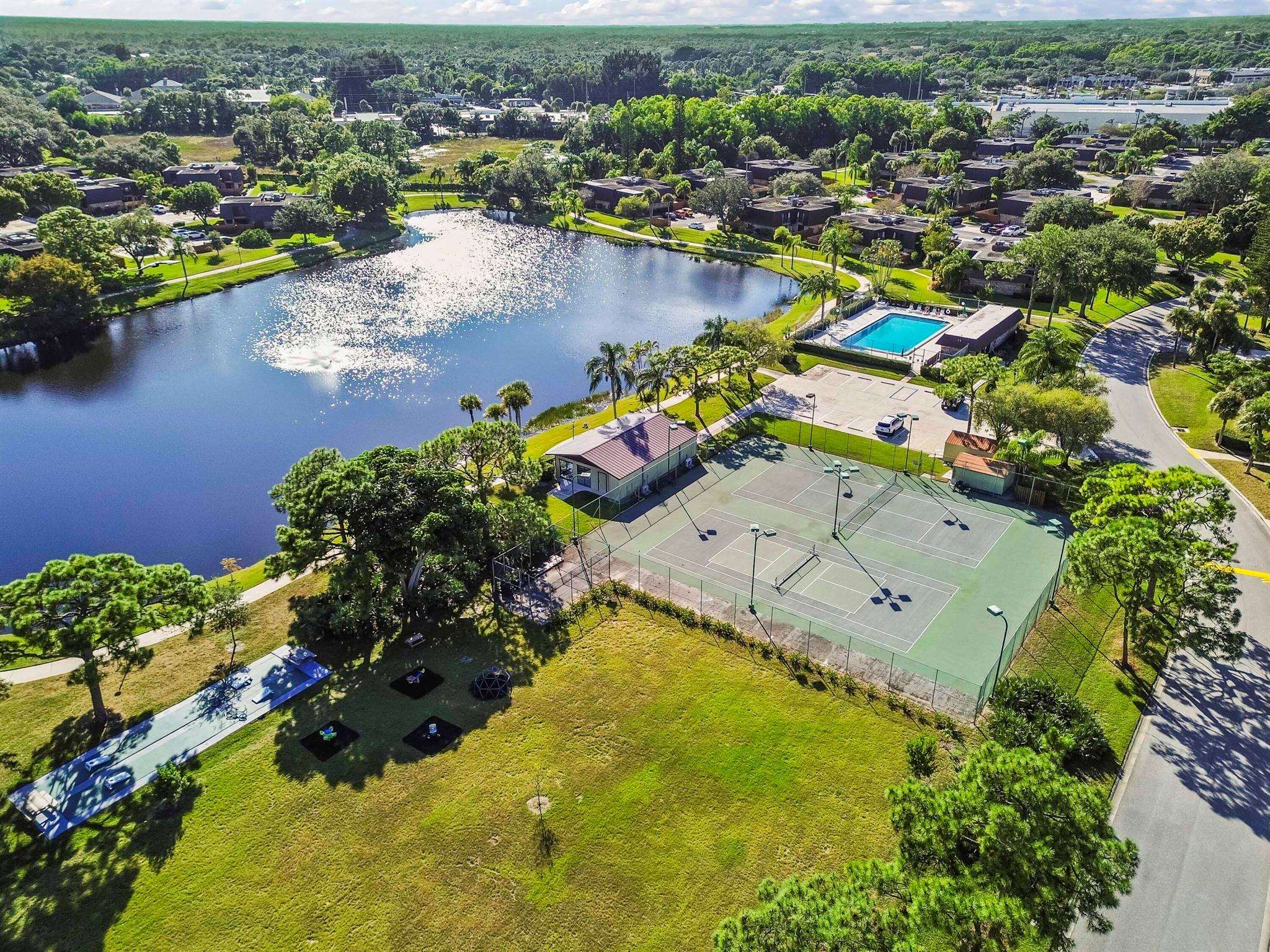 EMERALD LAKES - Residential