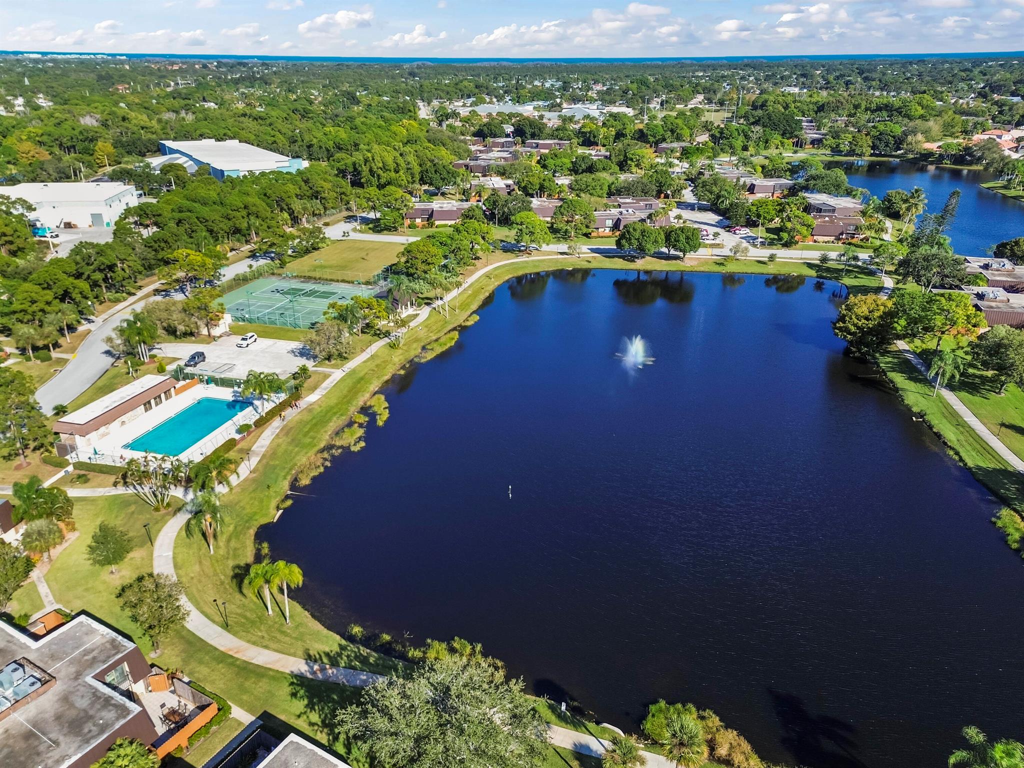 EMERALD LAKES - Residential