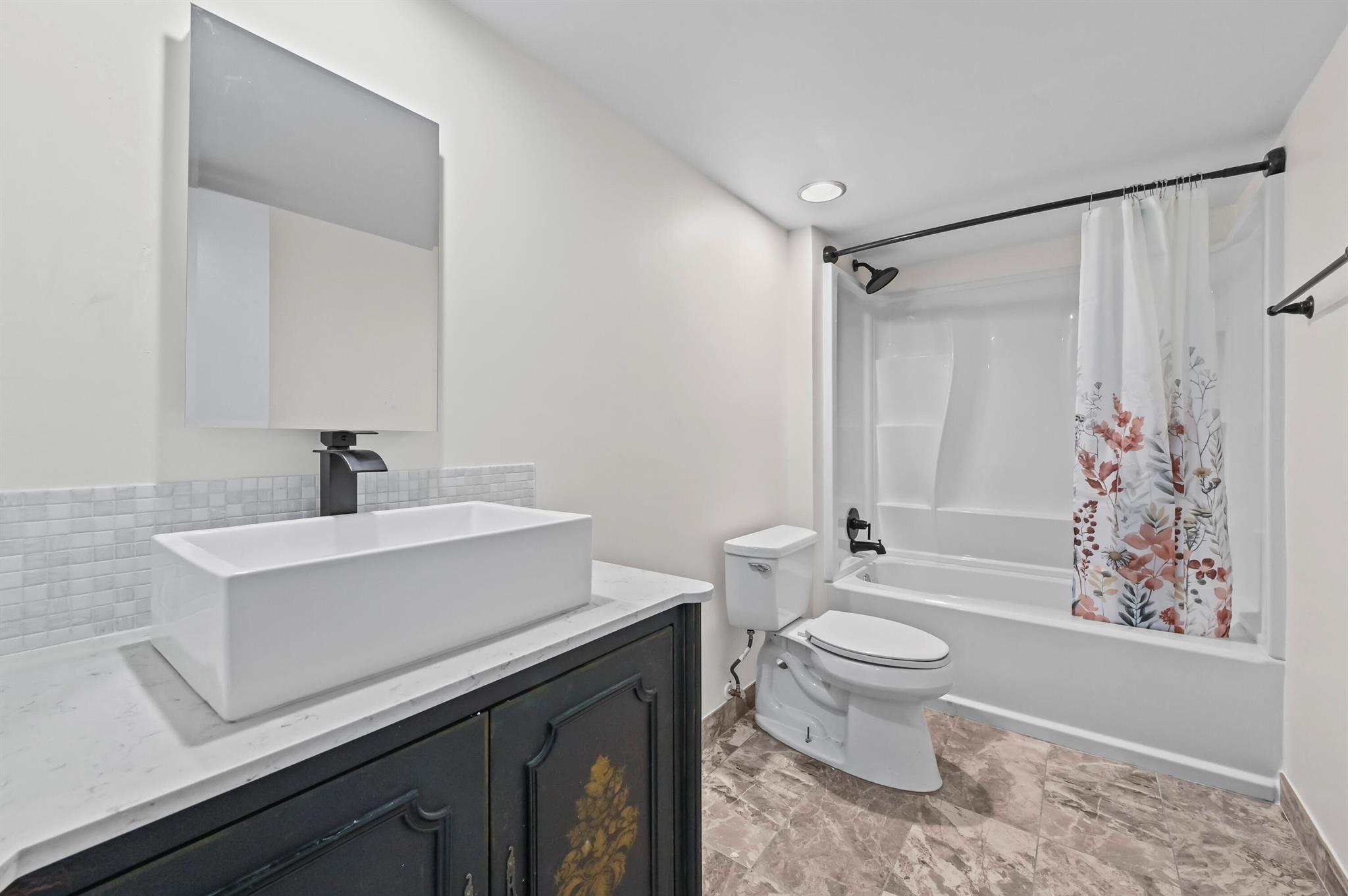 EMERALD LAKES - Residential