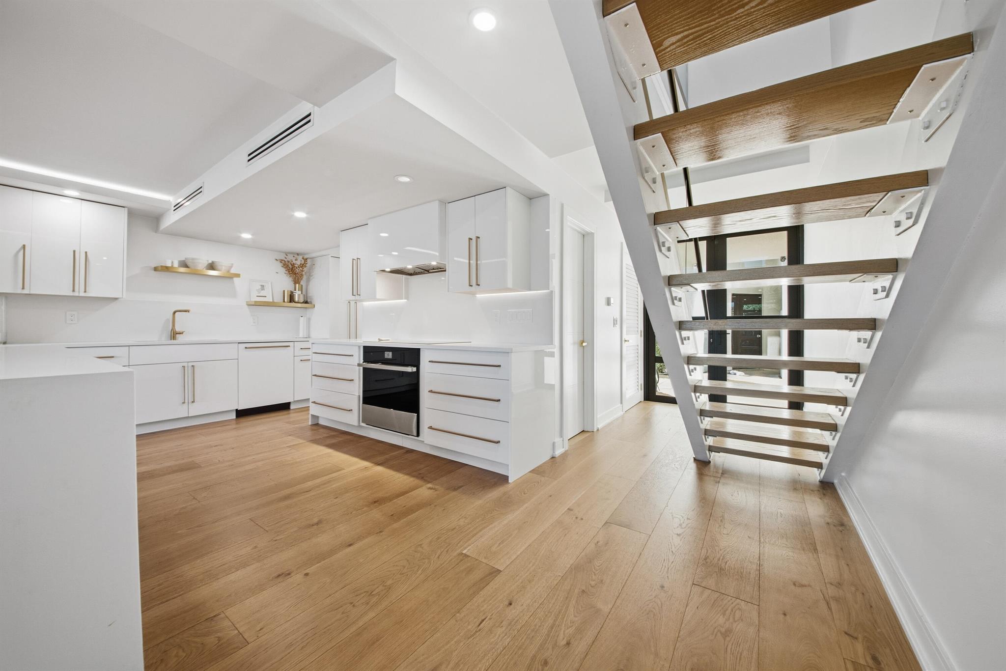 EIGHT HUNDRED OCEAN PLACE - Residential