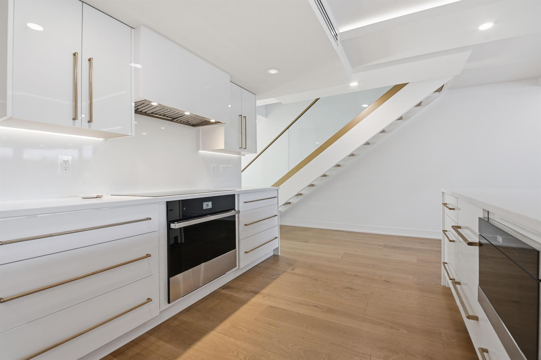 EIGHT HUNDRED OCEAN PLACE - Residential