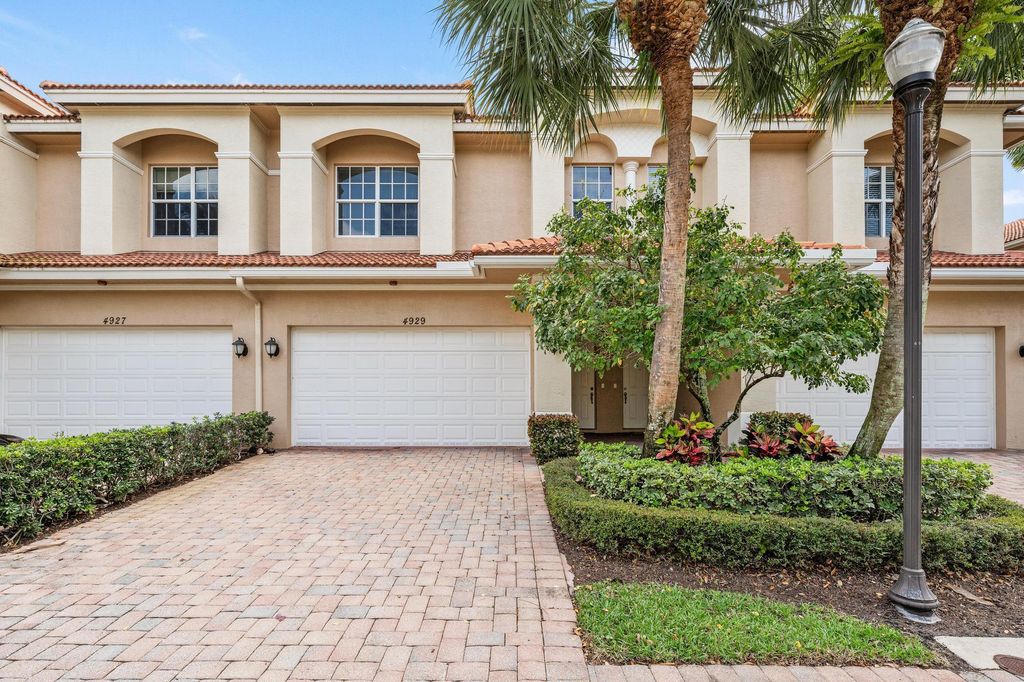 Photo of 4929 Vine Cliff Way E, Palm Beach Gardens, FL 33418 (MLS # R10973108)
