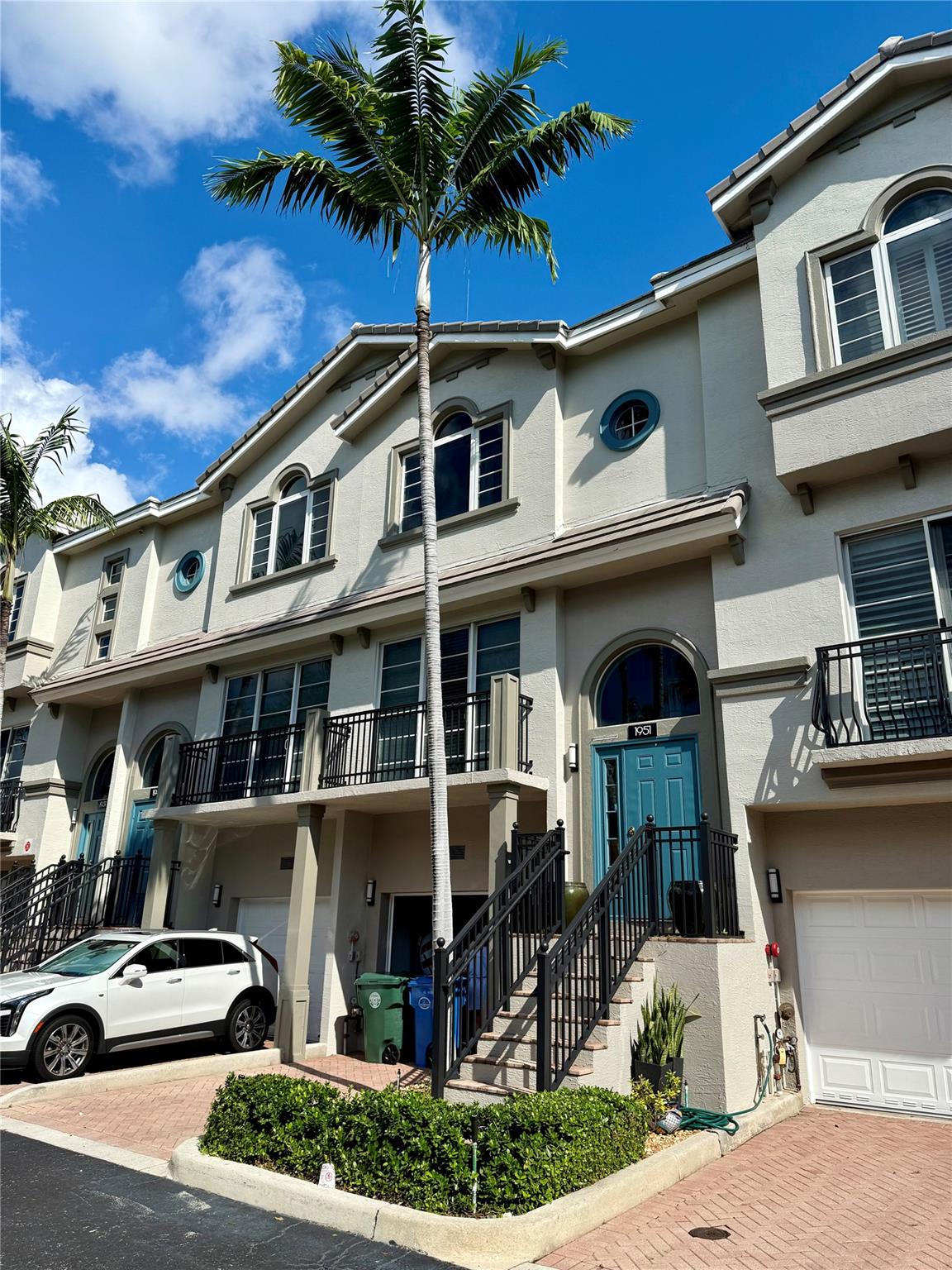 Beautiful 3/3.5 Townhome. All bedrooms have en-suite baths. New roof and freshly painted.
Property has an assumable low interest VA Loan.