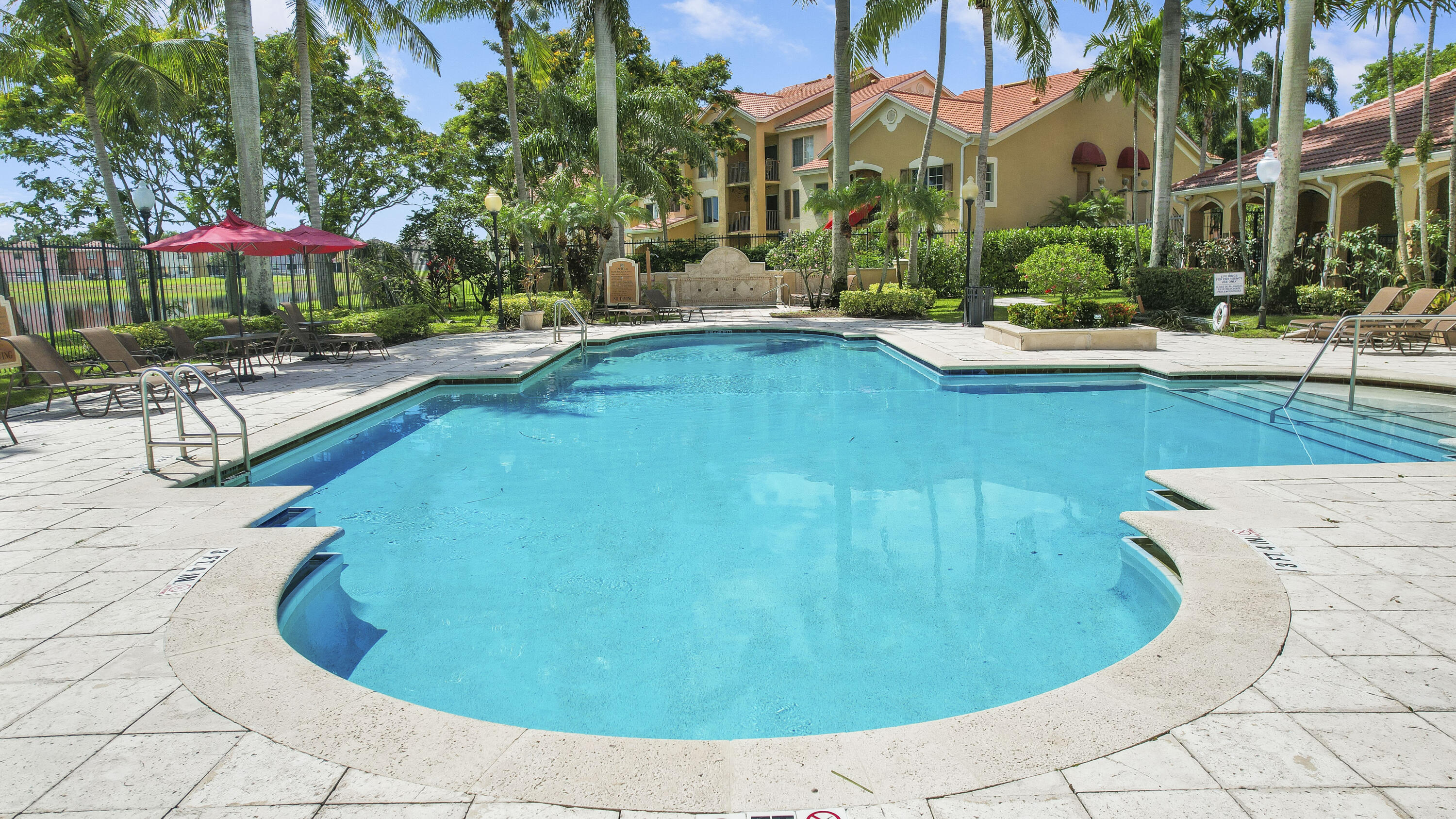 EMERALD ISLE AT LAGUNA LA - Residential