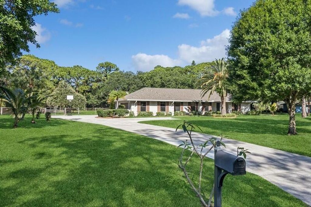 Photo of 8629 Nashua Drive, Palm Beach Gardens, FL 33418 (MLS # R10977186)