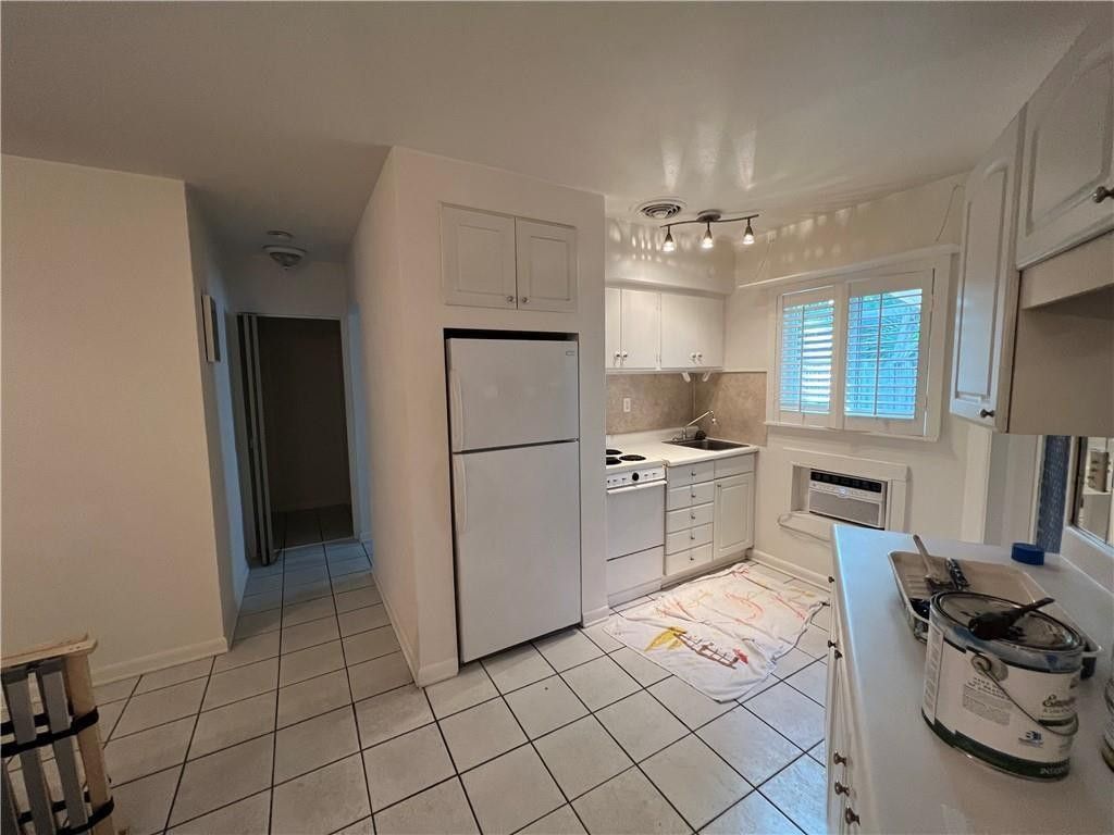 Photo of 1401 Bayview Drive, Fort Lauderdale, FL 33304 (MLS # B26002007)