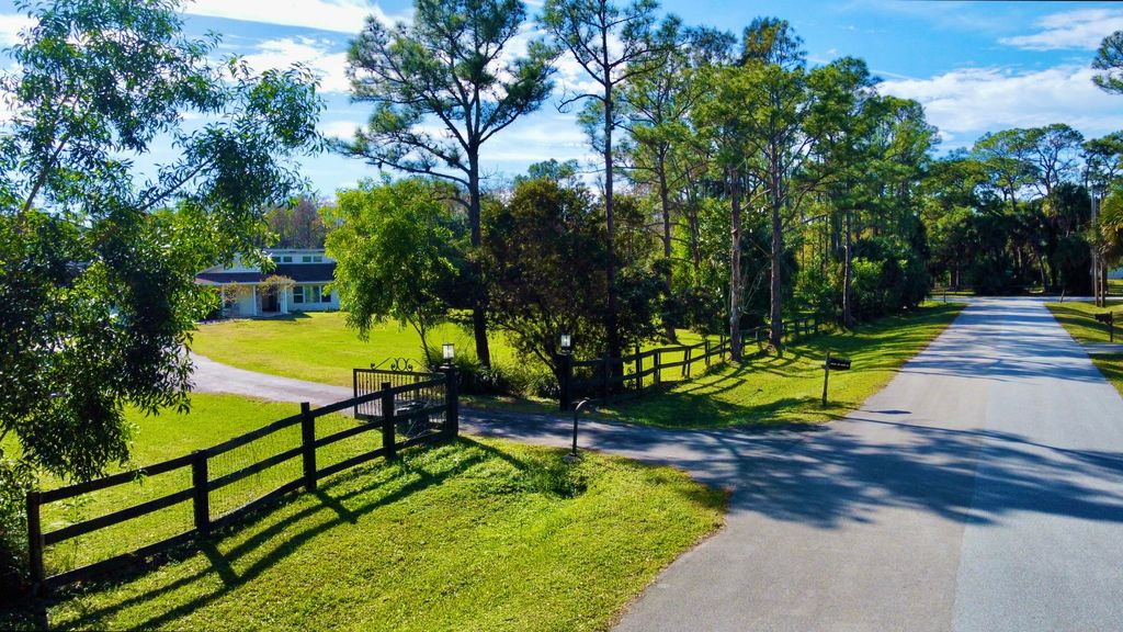 Photo of 17375 Dogwood Trail, Jupiter, FL 33478 (MLS # R11151049)