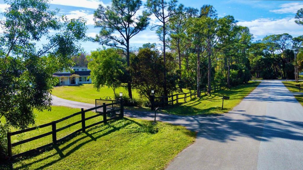 Photo of 17375 Dogwood Trail, Jupiter, FL 33478 (MLS # R11151049)