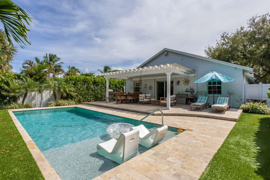 Photo of 217 NE 10th Street, Delray Beach, FL 33444 (MLS # R11130100)