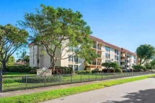 LIGHT CORNER 2 BED, OVERLOOKINGSWIMMING POOL 2BLOCKS TO BEACH.GREAT ANNUAL RENTAL.
