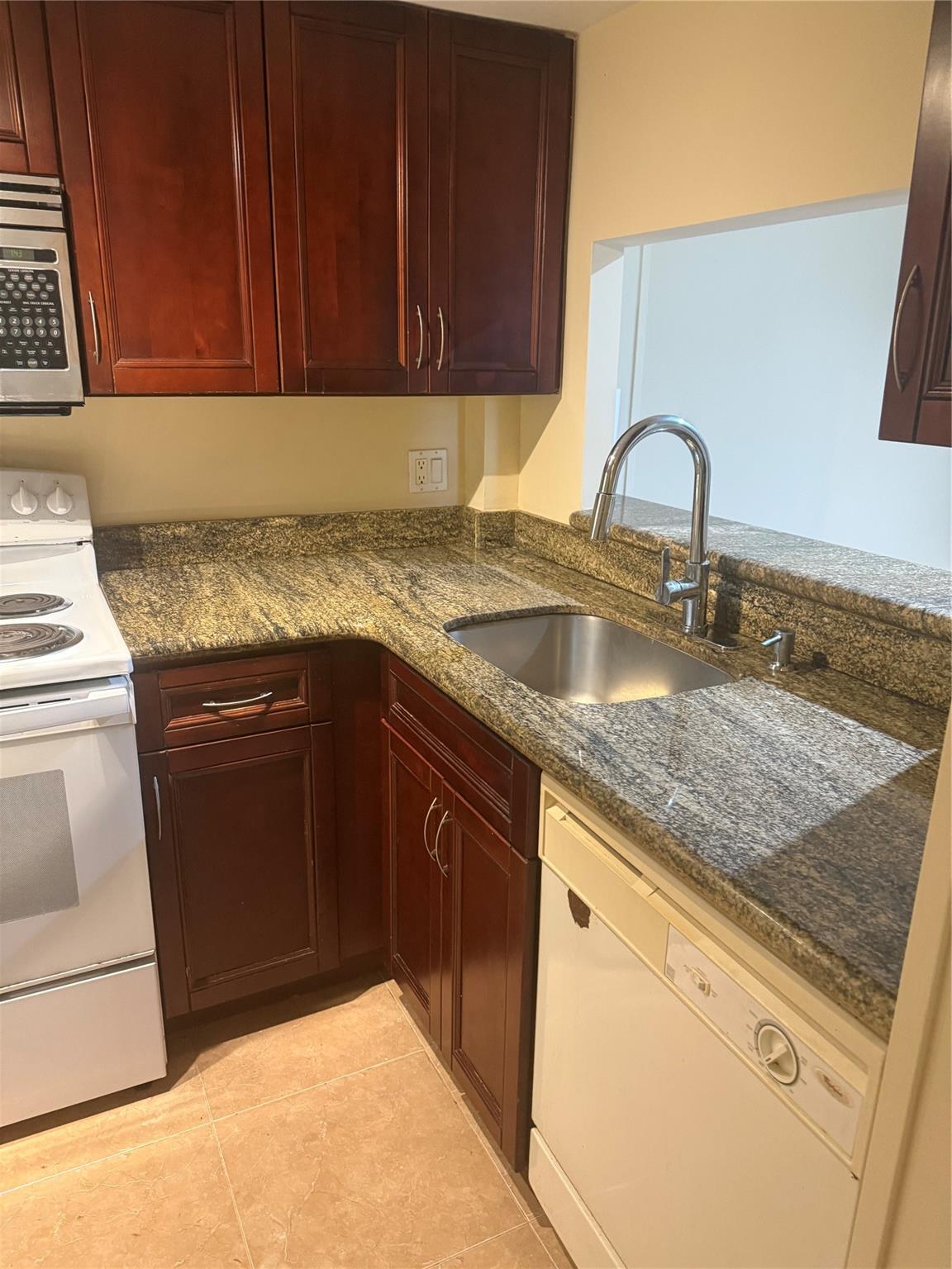 Lakes Of Jacaranda Condo - Residential Lease