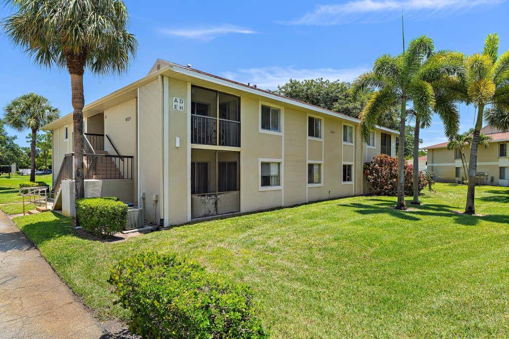 Photo of 6531 Chasewood Drive #H, Jupiter, FL 33458 (MLS # B26055384)