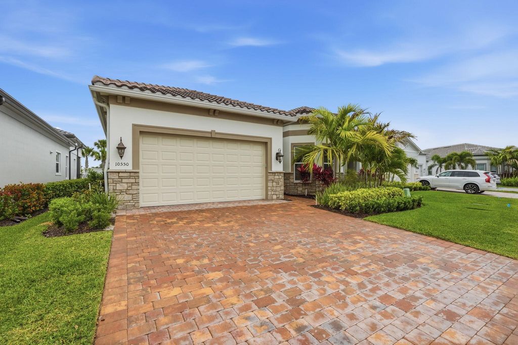 Photo of 10550 Northbrook Circle, Palm Beach Gardens, FL 33412 (MLS # B26015954)