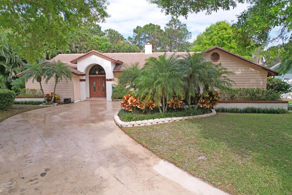 Photo of 6689 Inland Court, Jupiter, FL 33458 (MLS # R10963161)