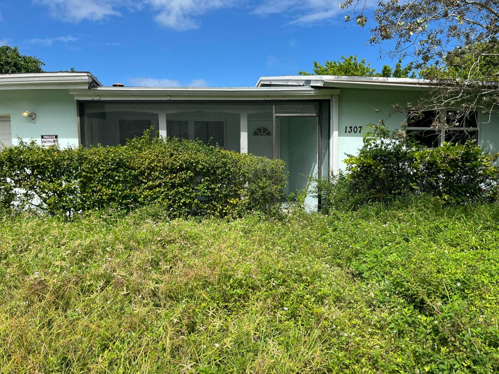 Photo of 1307 NW 15TH Place, Fort Lauderdale, FL 33311 (MLS # B26094442)