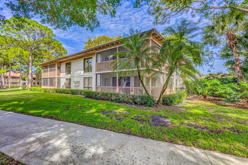 Photo of 531 Brackenwood Place, Palm Beach Gardens, FL 33418 (MLS # R10952429)