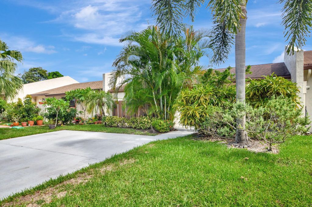 Photo of 18 Chelsea Lane, Boynton Beach, FL 33426 (MLS # R11045318)