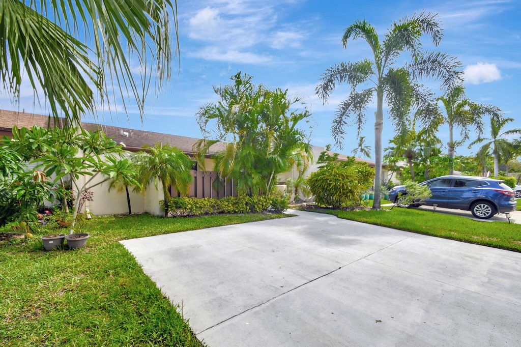 Photo of 18 Chelsea Lane, Boynton Beach, FL 33426 (MLS # R11045318)