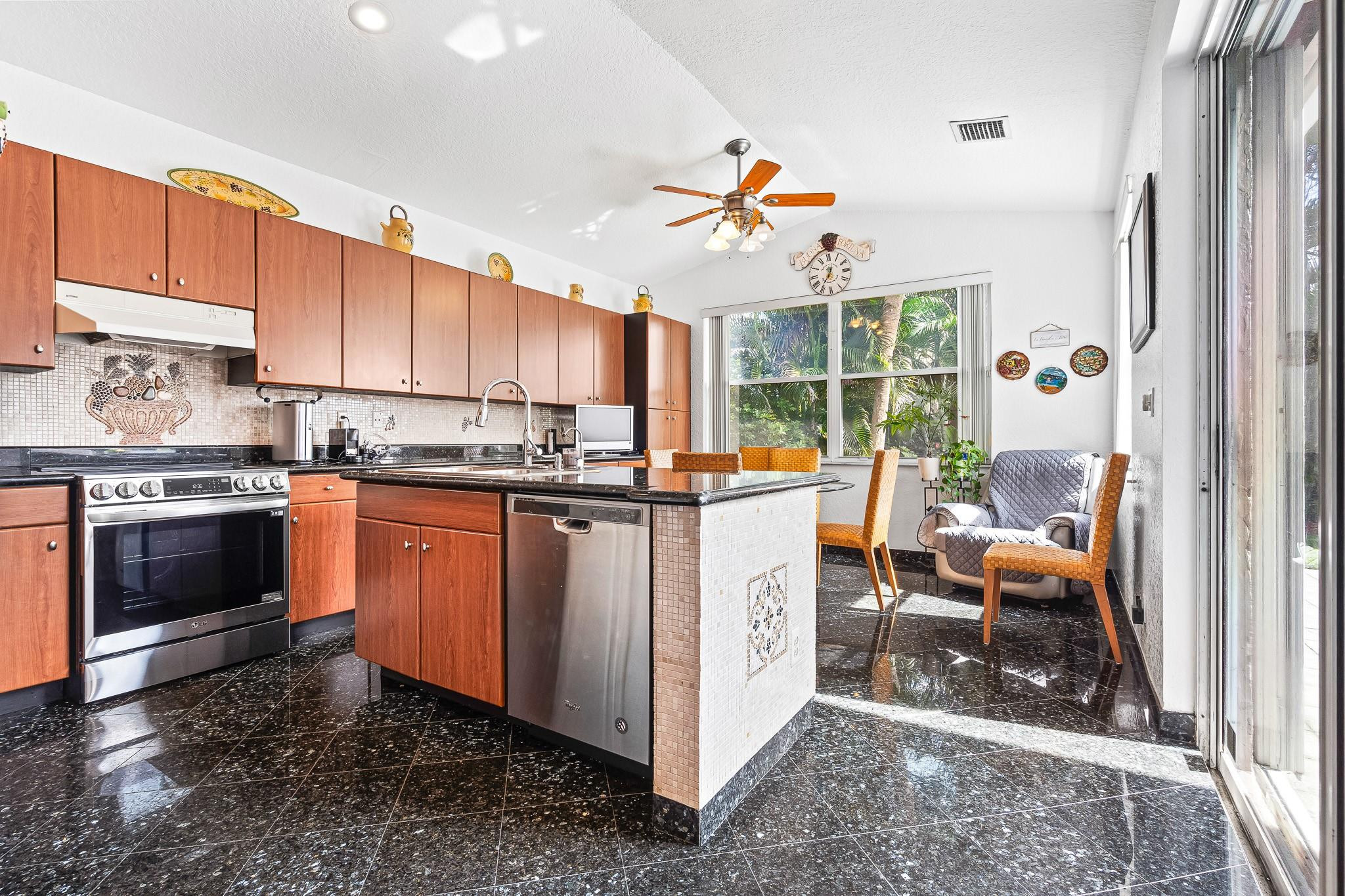 OAKLAND LAKES - Residential