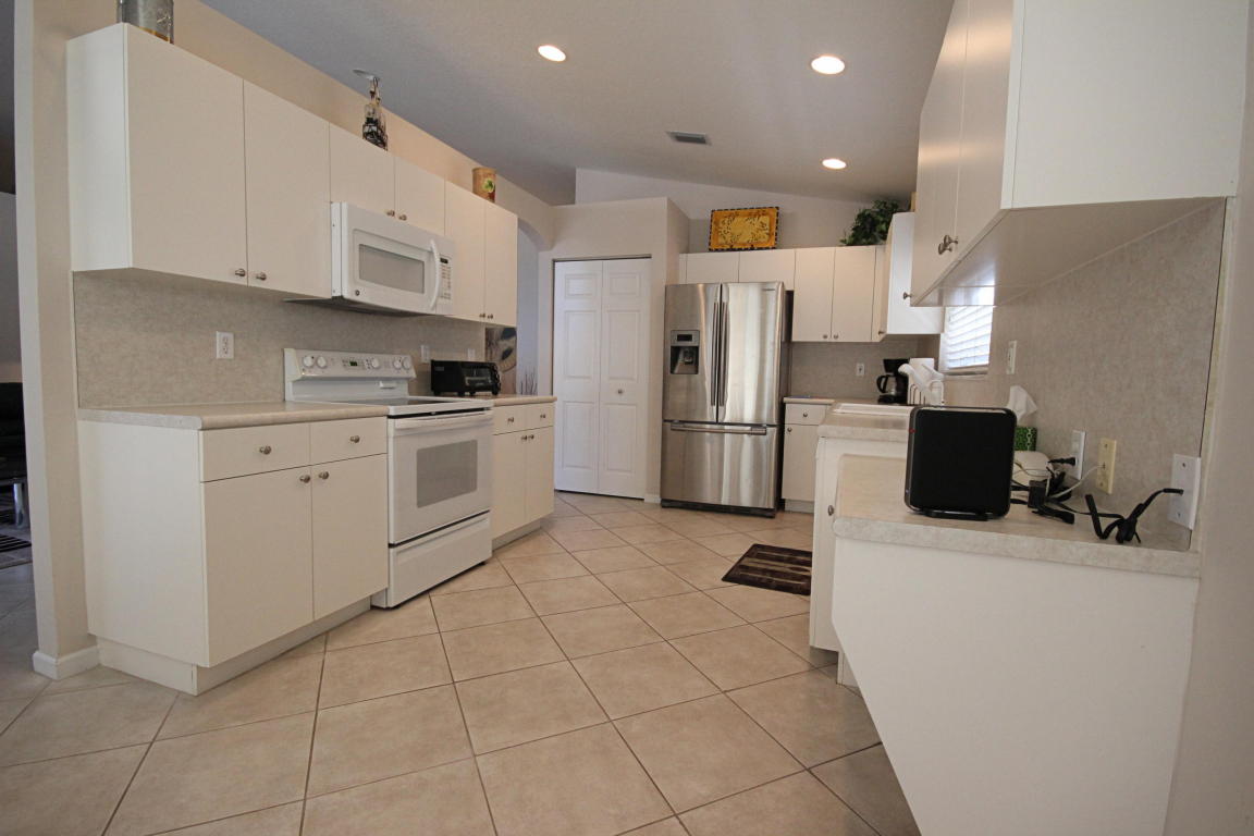 VALENCIA LAKES - Residential Lease