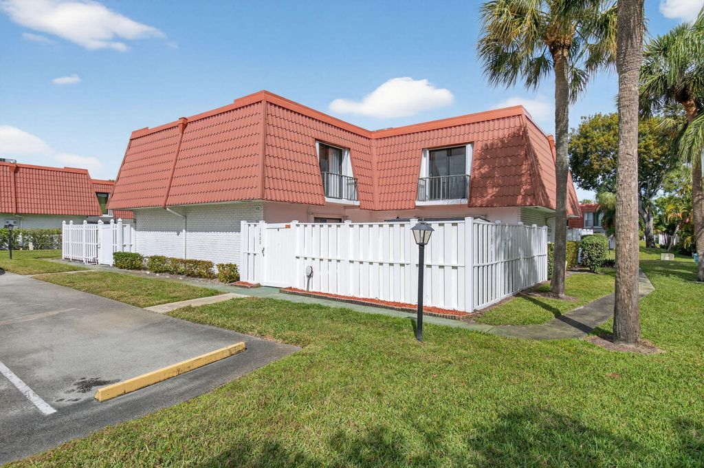 Photo of 1423 SW 28th Avenue, Boynton Beach, FL 33426 (MLS # R11165358)