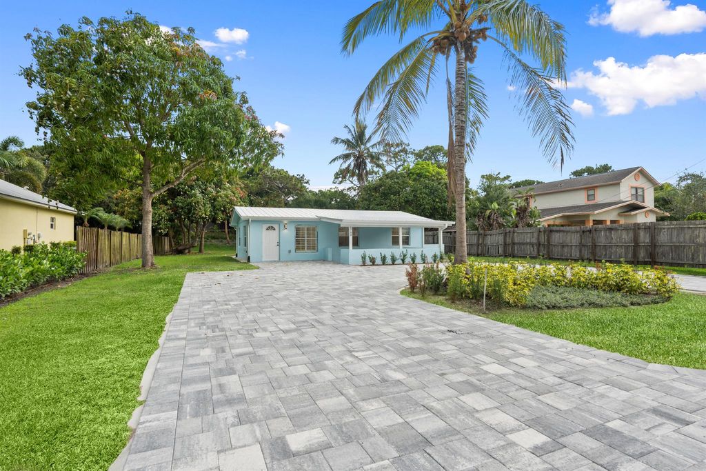 Photo of 5788 SE Wesley Ave, Stuart, FL 34997 (MLS # R11098237)