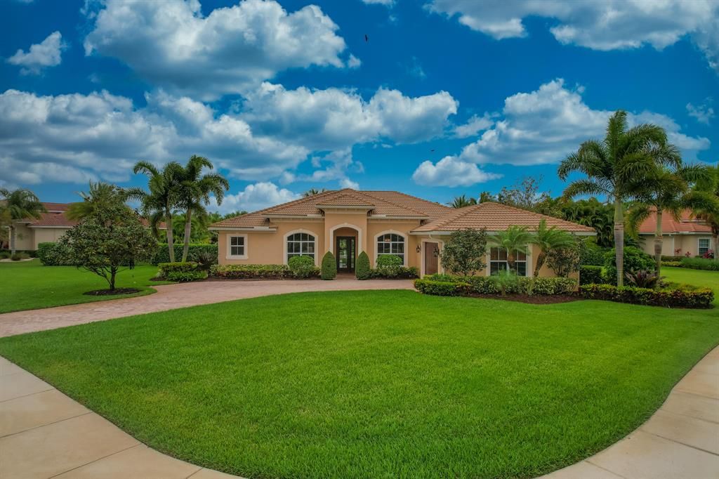 Photo of 1012 SE Tres Belle Circle, Stuart, FL 34997 (MLS # R10792204)