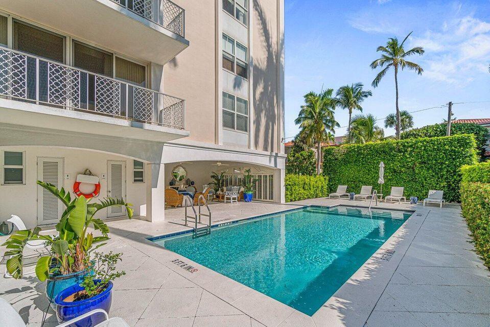 Villa in boutique building with A+ location. Large two bedrooms, two baths. High ceilings and great storage. Move-in ready to start enjoying the PB lifestyle. Close to beach, lake trail and Worth Avenue.