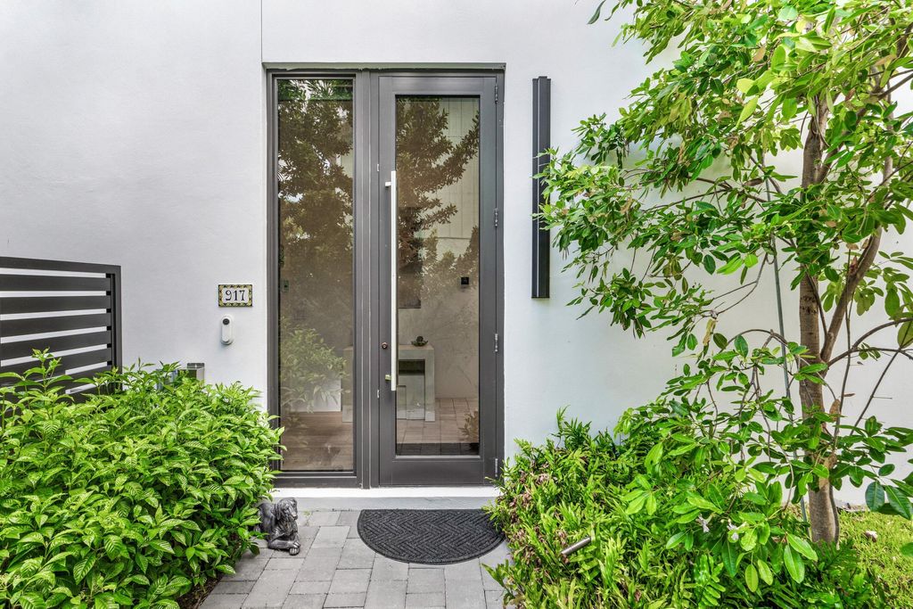 Photo of 917 NE 8th Avenue, Delray Beach, FL 33483 (MLS # B26031773)