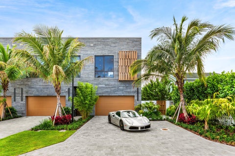 Photo of 917 NE 8th Avenue, Delray Beach, FL 33483 (MLS # B26031773)
