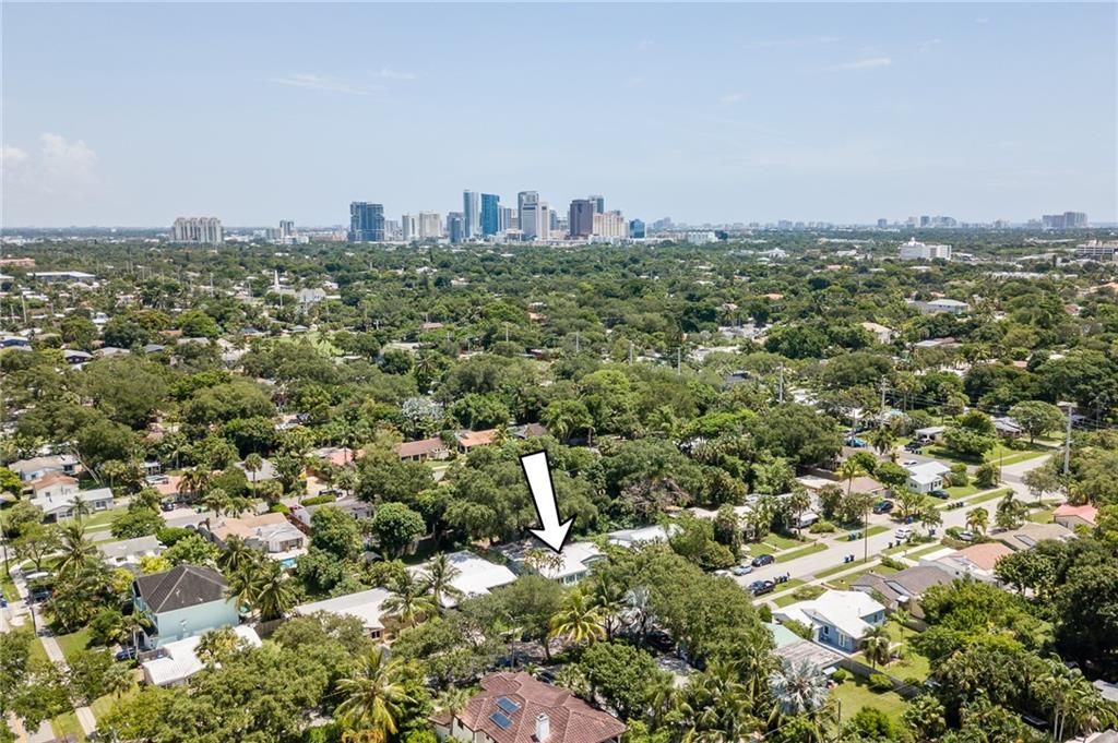 Photo of 925 SW 18th Ct, Fort Lauderdale, FL 33315 (MLS # F10294471)