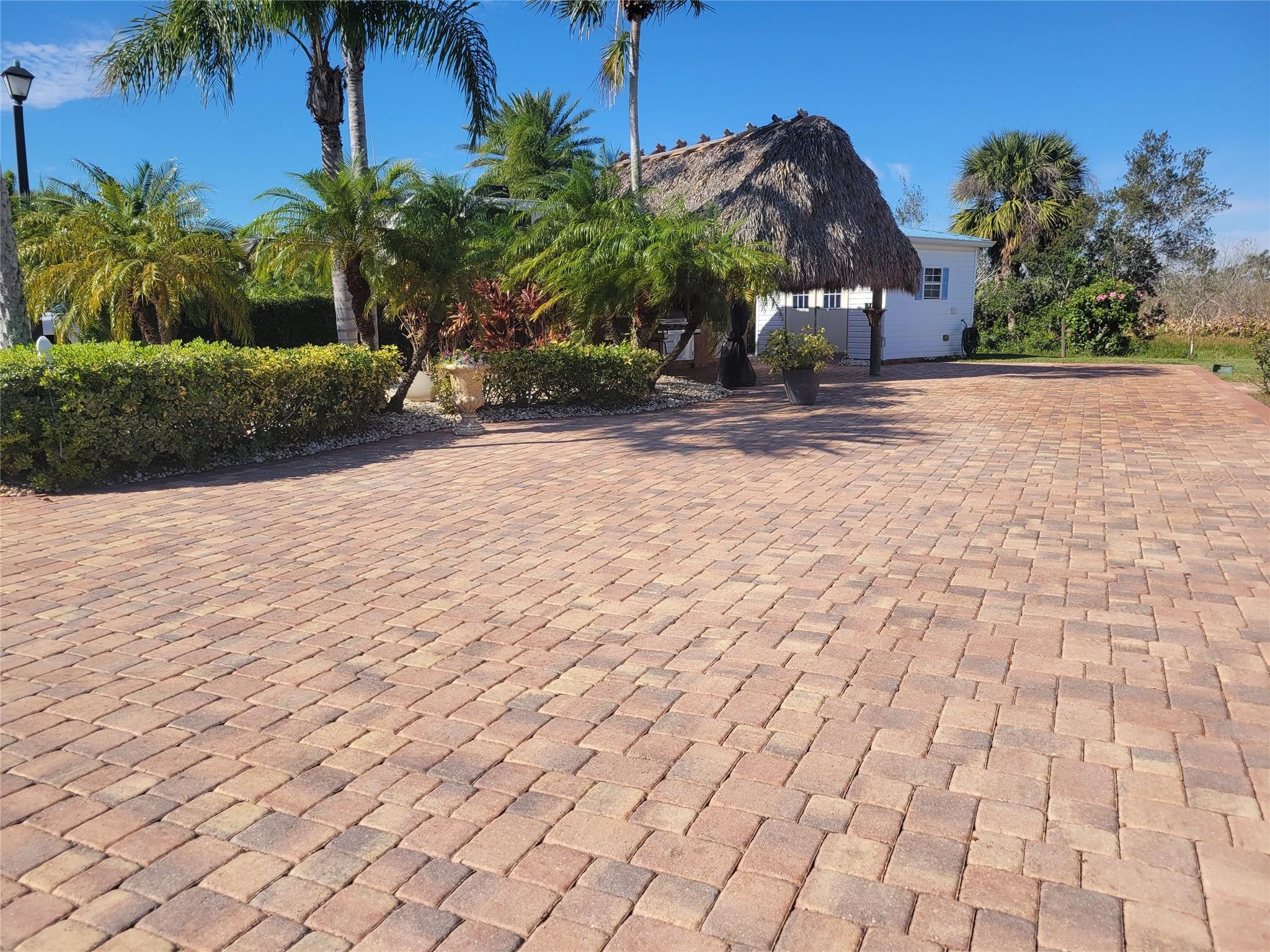 605 SW 40TH Cove