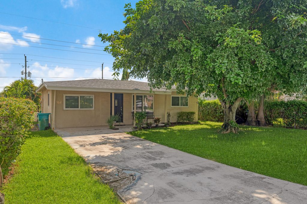 Photo of 626 NW 7th Street, Boynton Beach, FL 33426 (MLS # R11021094)