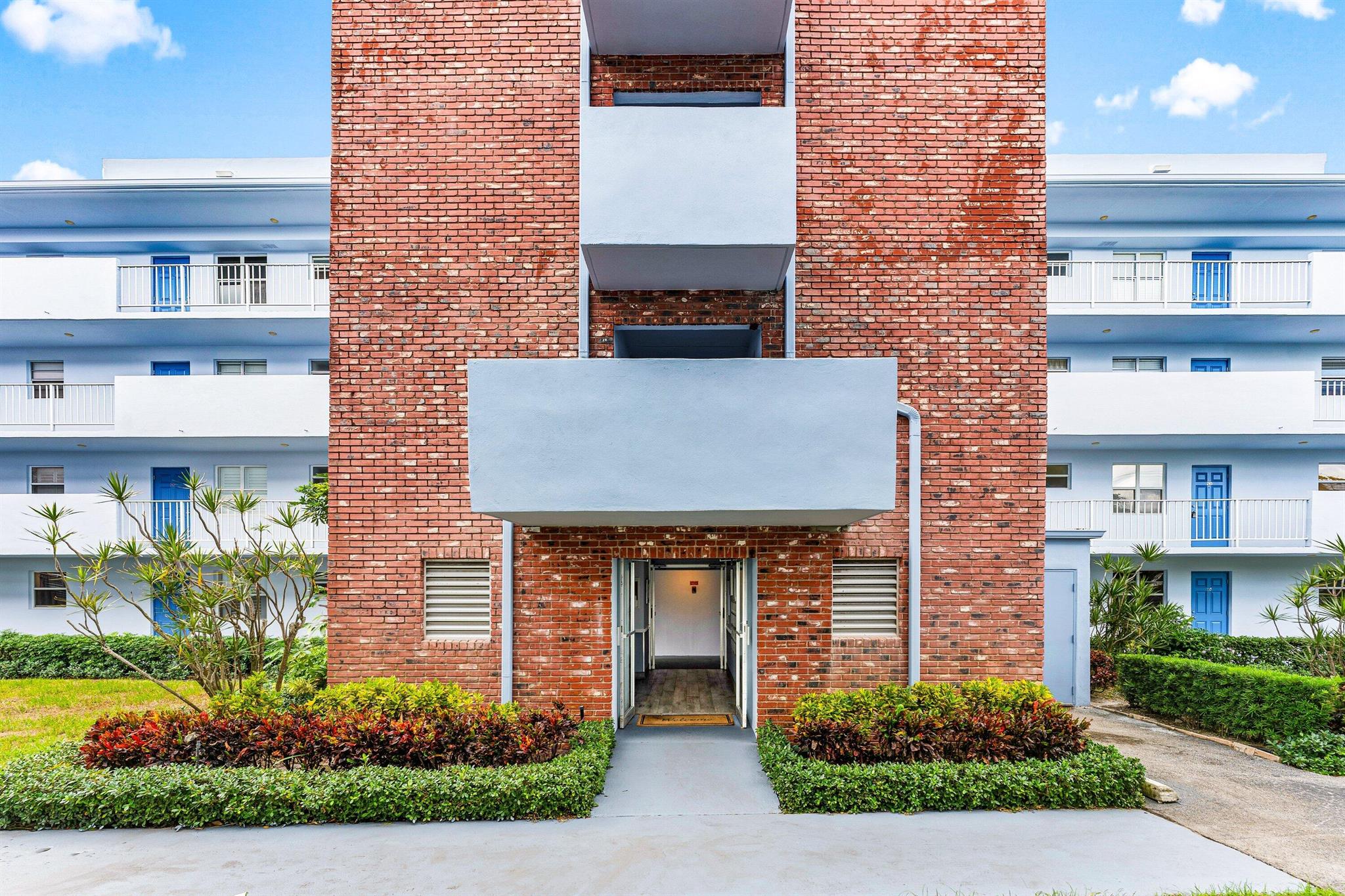 1810 New Palm Way 216