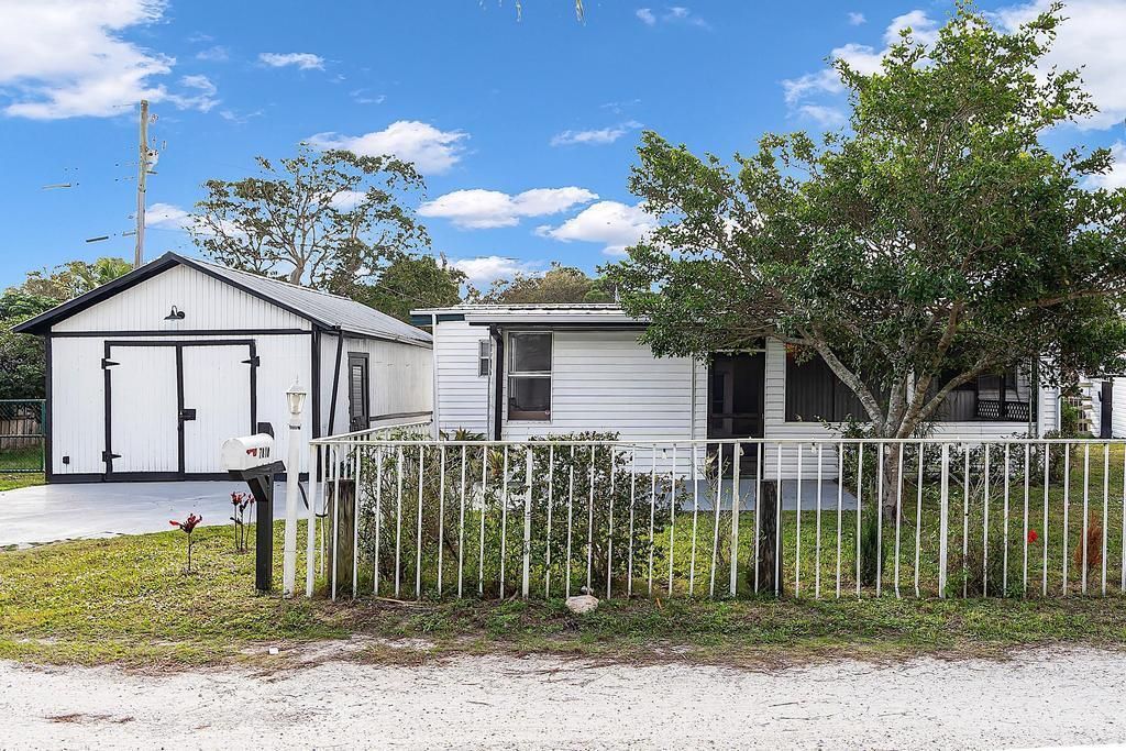 Photo of 7818 SE Arrance Street, Hobe Sound, FL 33455 (MLS # R11112904)