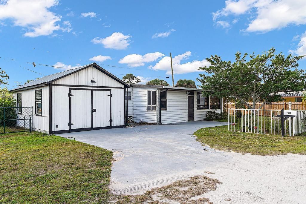 Photo of 7818 SE Arrance Street, Hobe Sound, FL 33455 (MLS # R11112904)