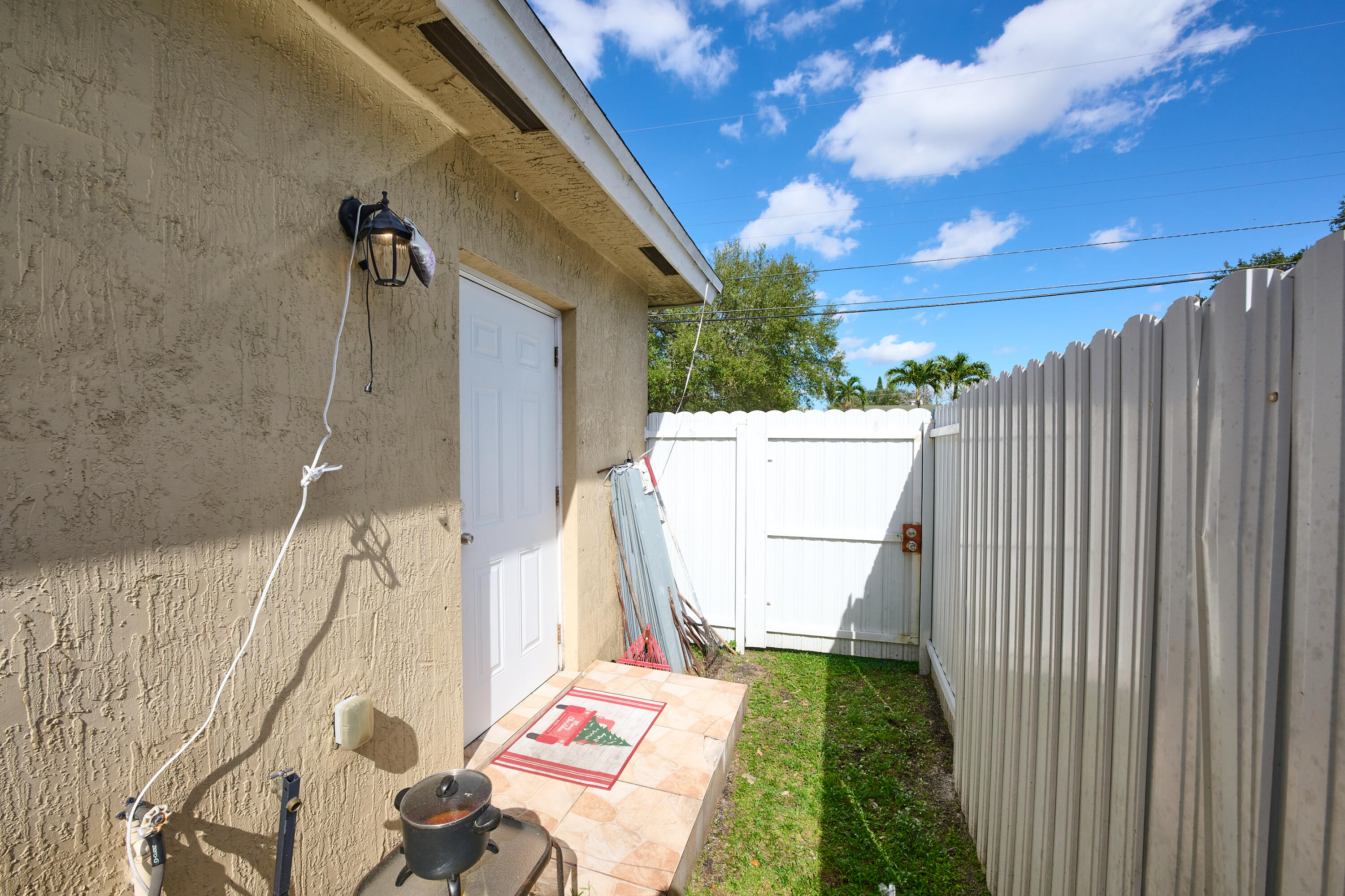 SEMINOLE LAWN - Residential