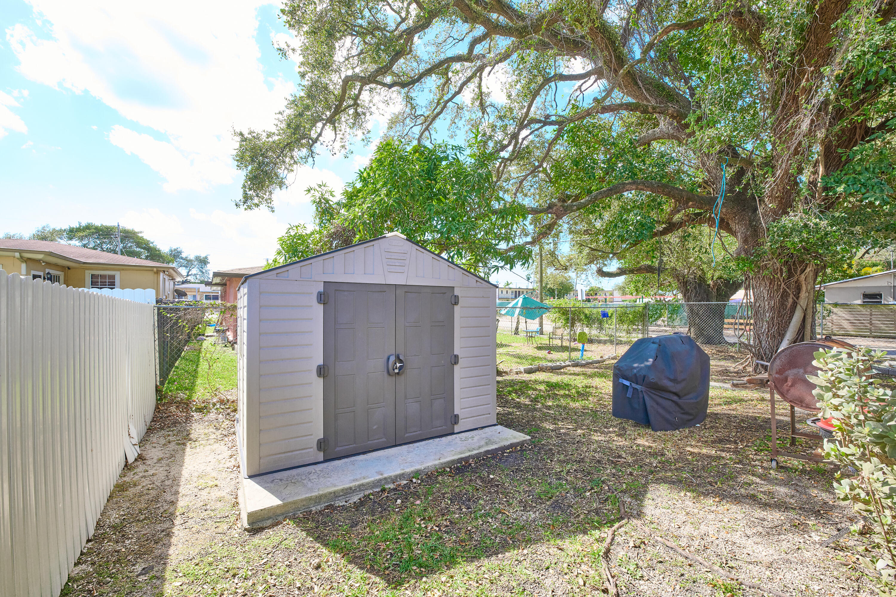 SEMINOLE LAWN - Residential