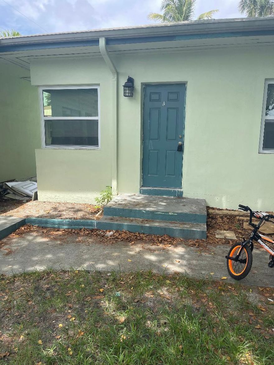 NICE UNIT WITH UPDATED KITCHEN AND BATHROOM, IMPACT WINDOWS SPLIT UNIT AC , WATER AND CABLE INCLUDED IN THE RENT. CLOSE TO PUBLIC TRANSPORTATION AND SHOPPING AND 10 MINUTES TO THE BEACH.