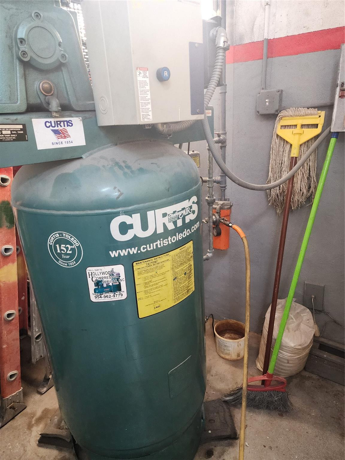 Main image without alt text