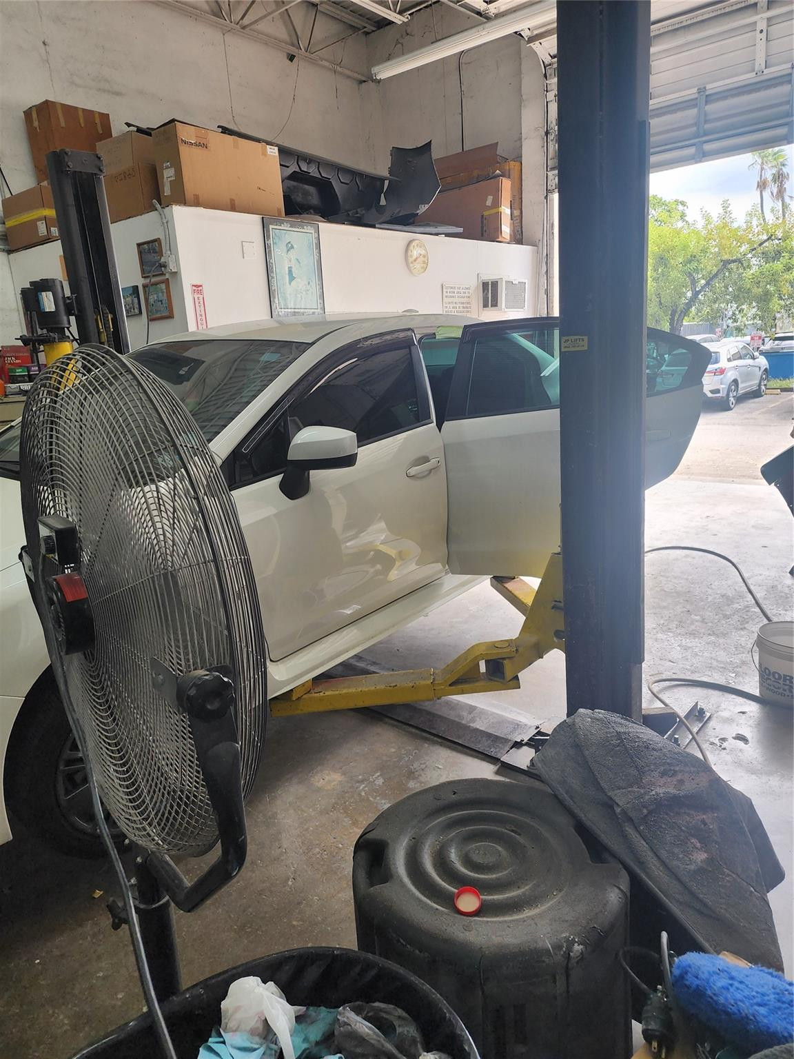 Main image without alt text