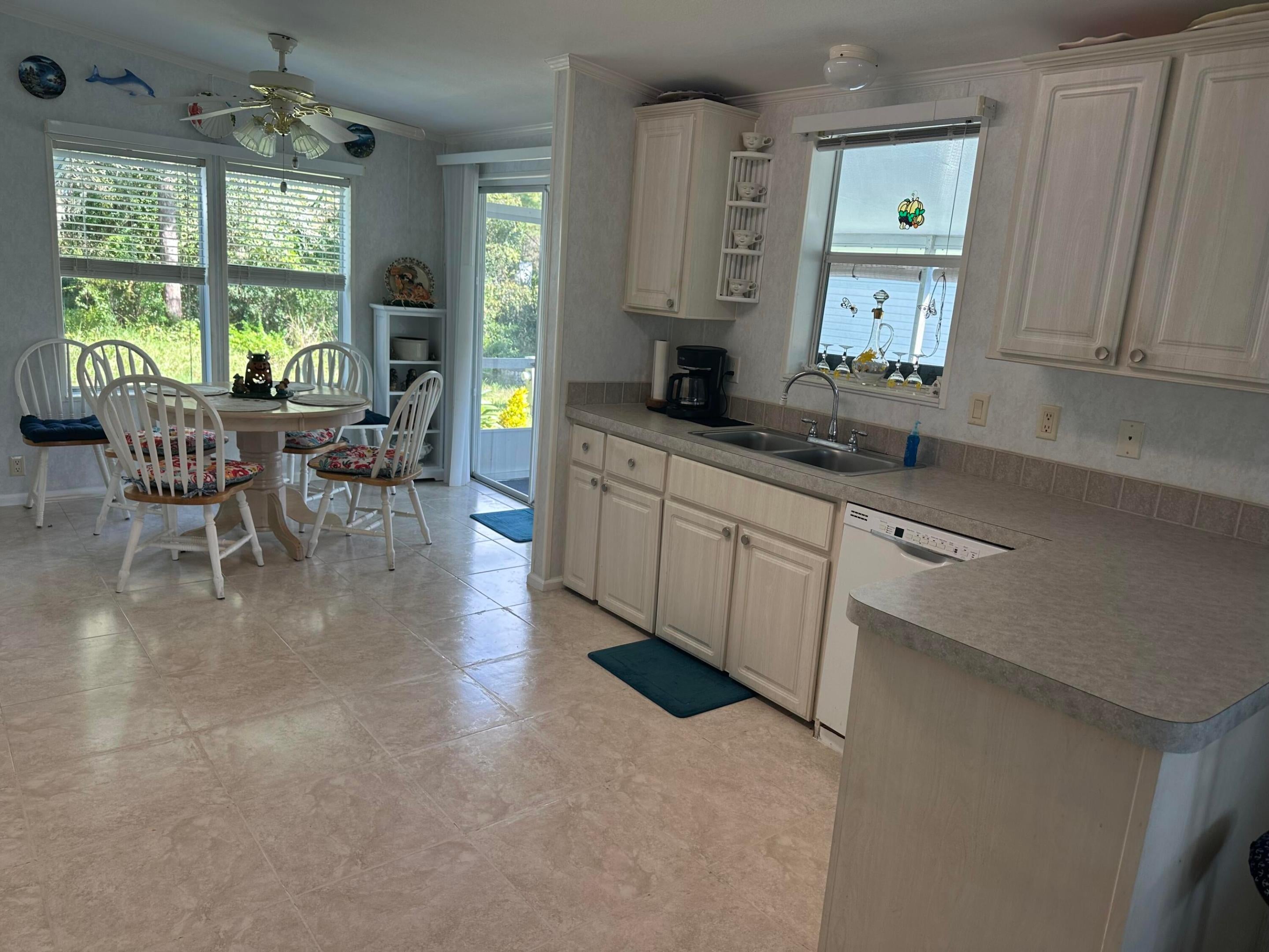 340 TROPICAL ISLES Circle H-11