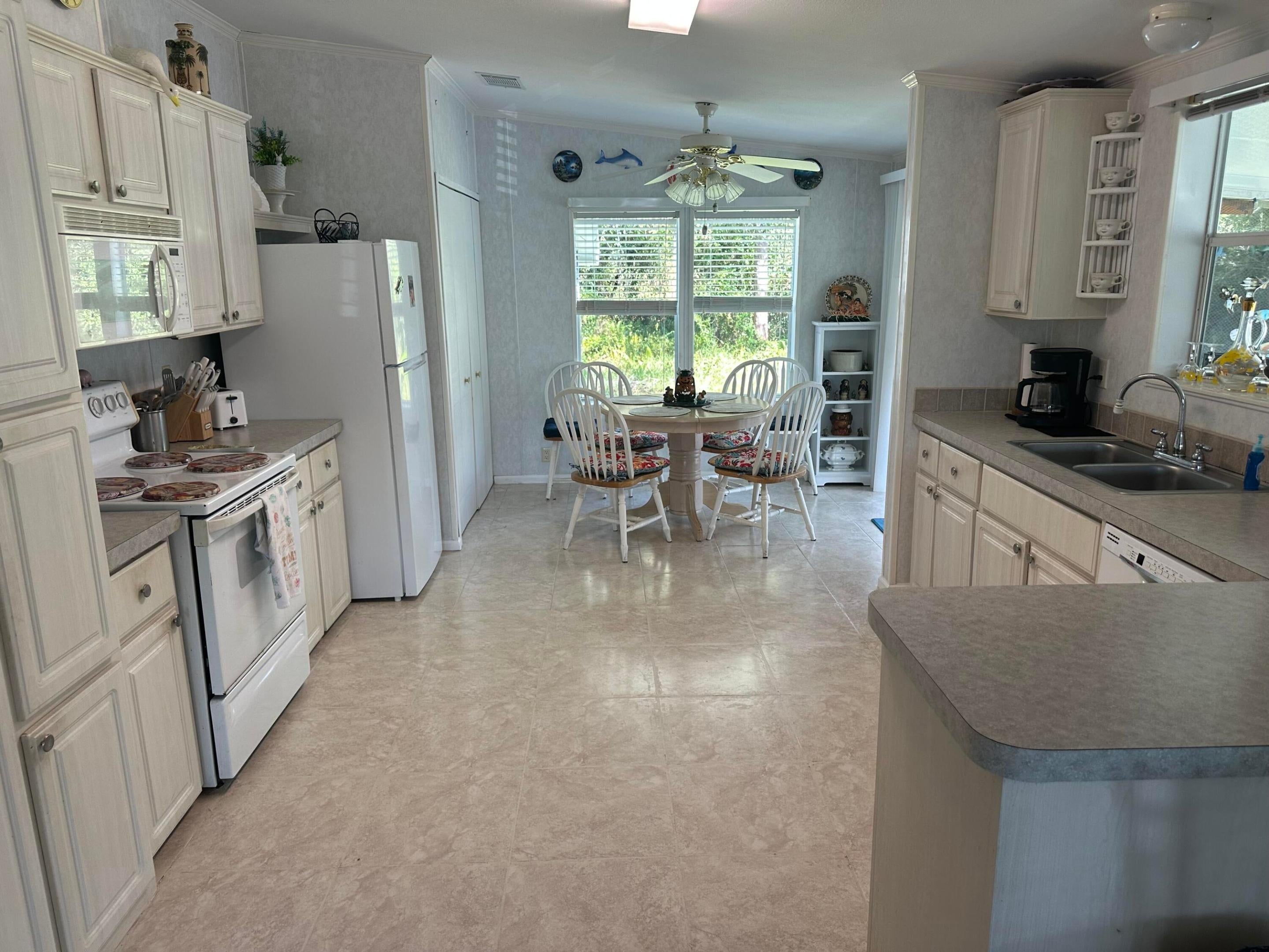 340 TROPICAL ISLES Circle H-11