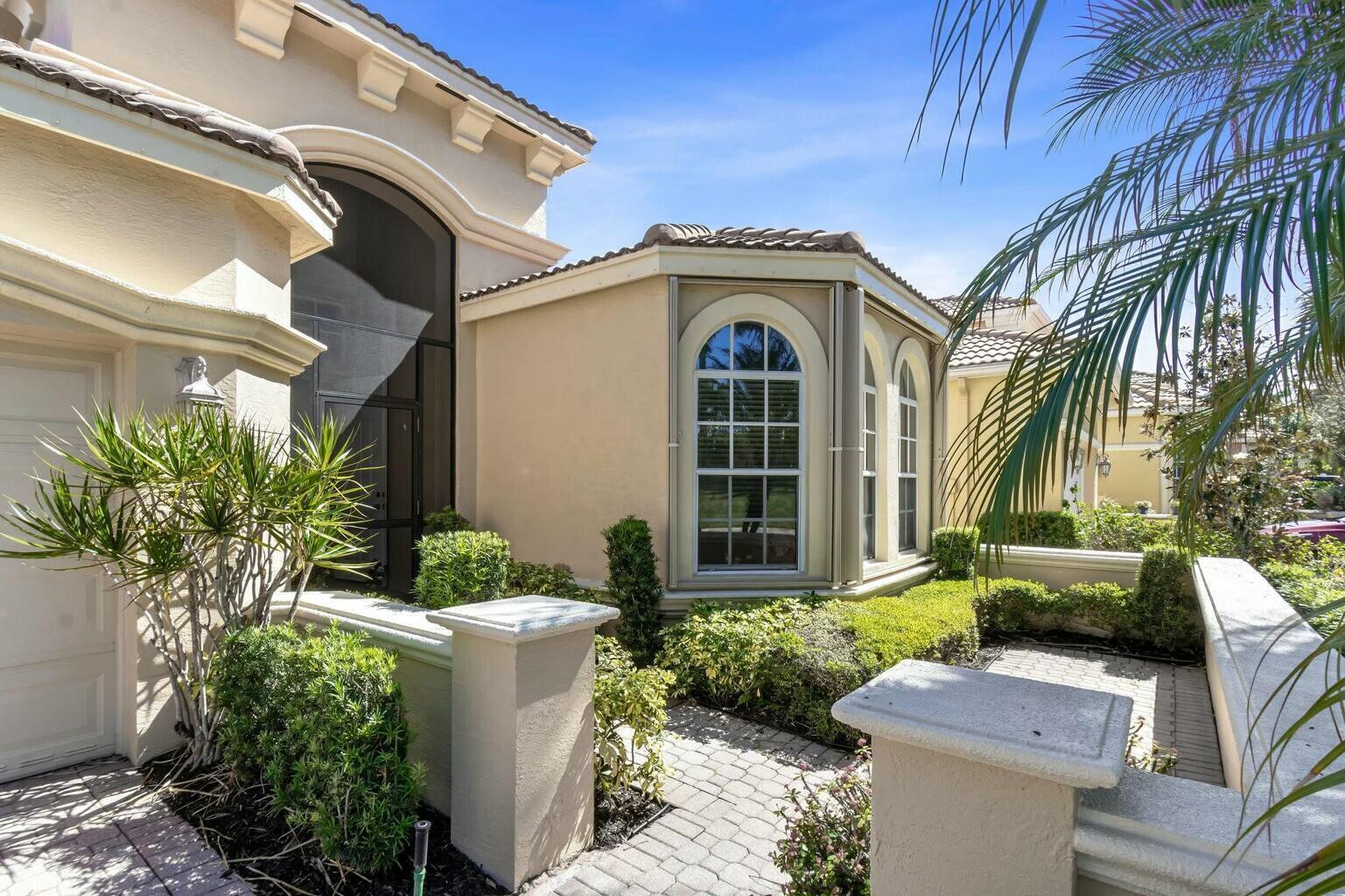 8709 VIA GRANDE E, Wellington, FL, 33411/$559,000 2 8709 VIA GRANDE E