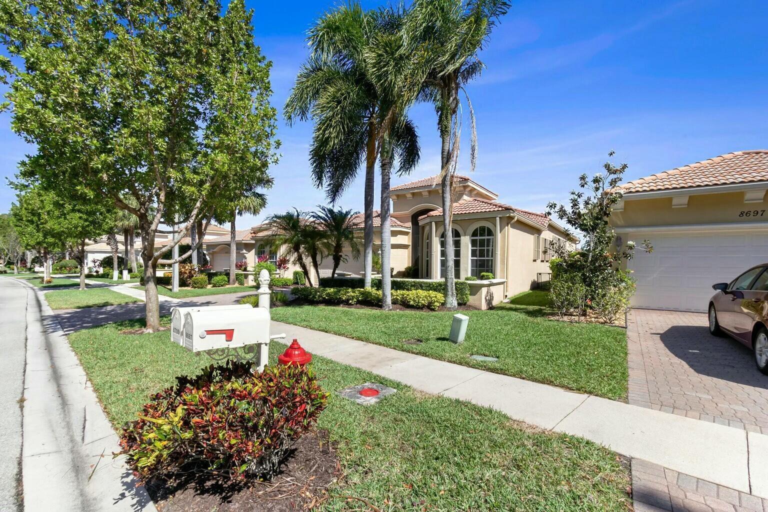 8709 VIA GRANDE E, Wellington, FL, 33411/$559,000 3 8709 VIA GRANDE E