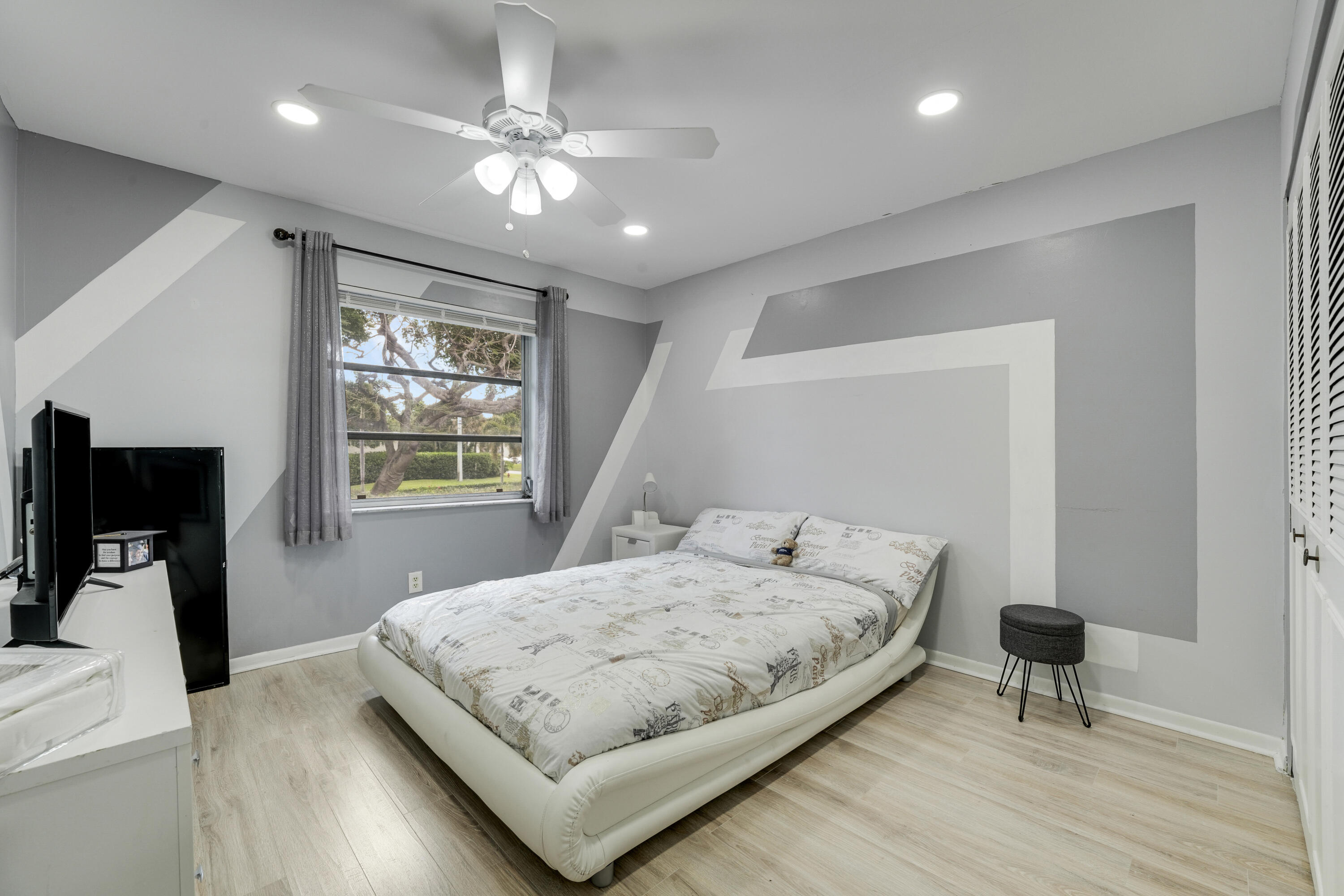 VILLAGES OF ORIOLE DEAUVILLE CONDO - Residential