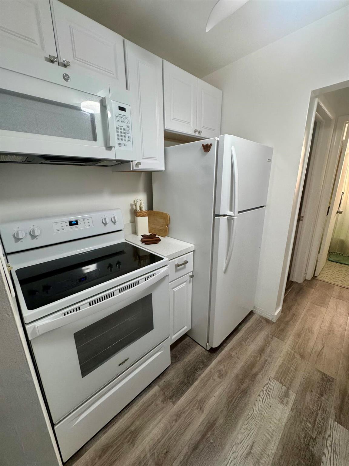 Cozy totally renovated second floor 1 bedroom 1 bathroom apartment near inter-coastal. Fully furnished/turnkey. Queen size bed. Queen Sofa bed in living area. Vinyl flooring throught , Condo located short walk to downtown Lake Worth and beach. Quiet street. Minimum rental term: 6 months + 1 day. Water & electricity up to $ 100 included in rent. A must see !