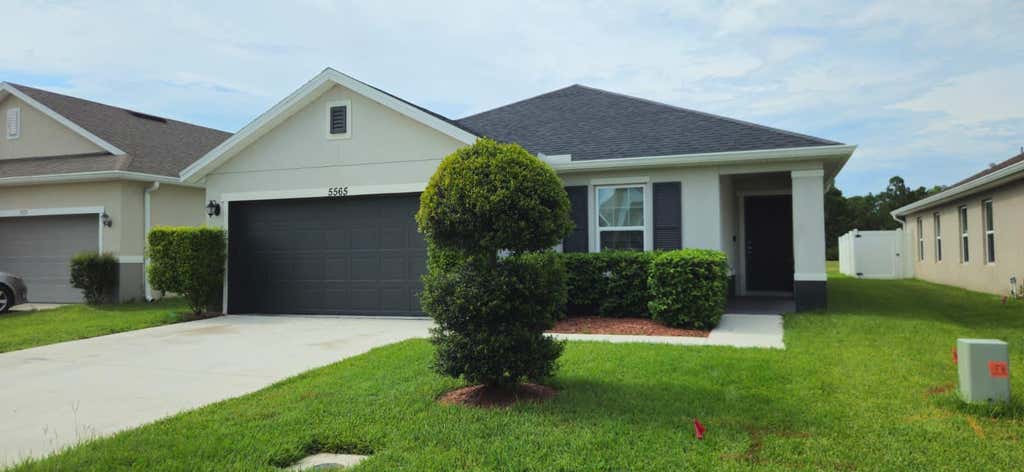 Photo of 5565 NW Pine Trail Circle, Port Saint Lucie, FL 34983 (MLS # B26059092)