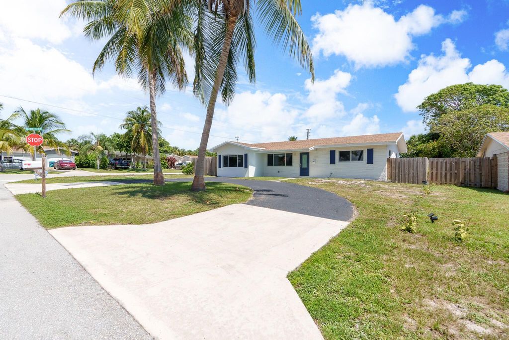 Photo of 465 SW 3rd Avenue, Boynton Beach, FL 33435 (MLS # R11110572)